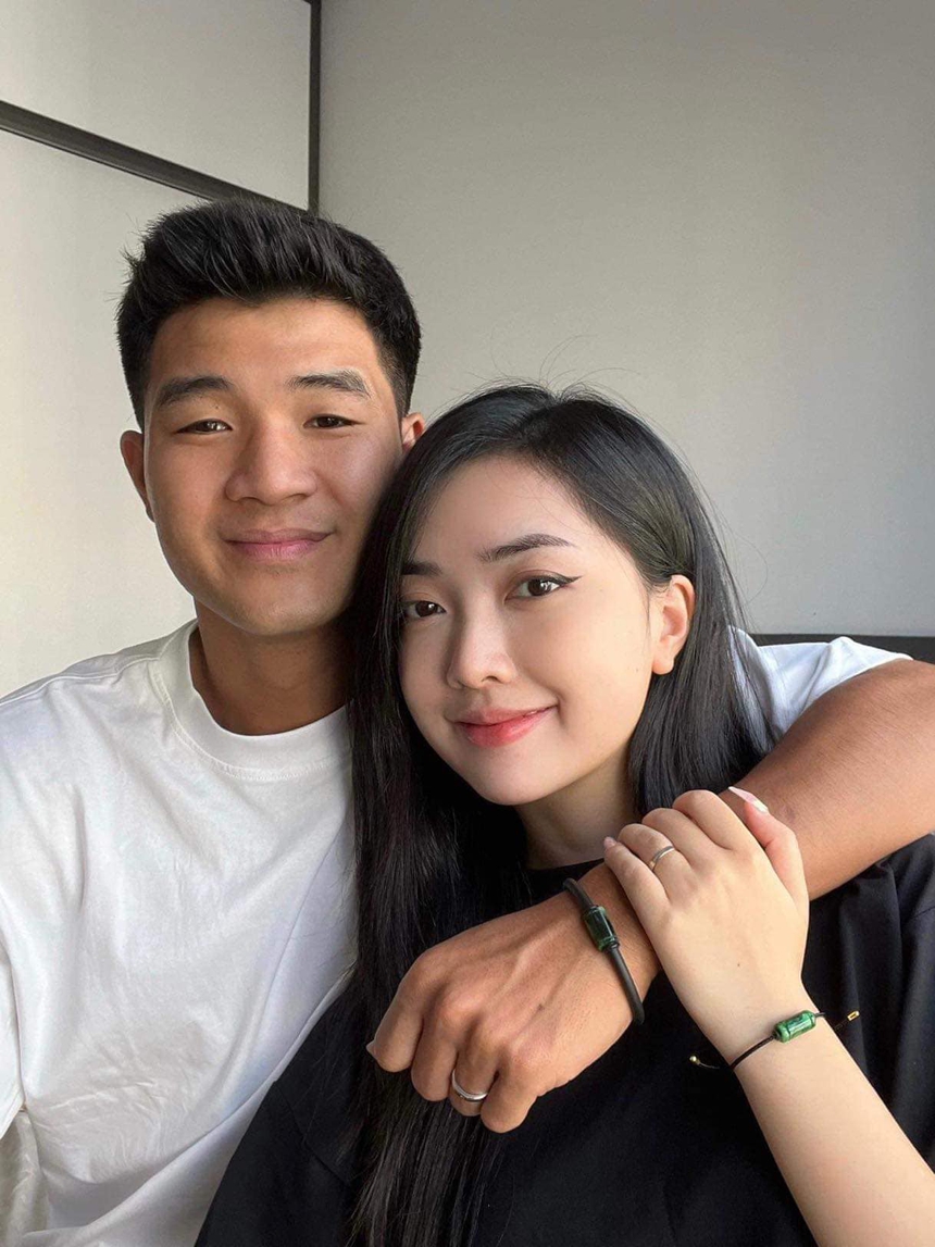 Gái xinh Bắc Giang lấy cầu thủ quê Phú Thọ "nhà to nhất xã", ngày cưới diện 3 chiếc váy giá 1 tỷ đồng, chồng chiều hết nấc - Ảnh 3.