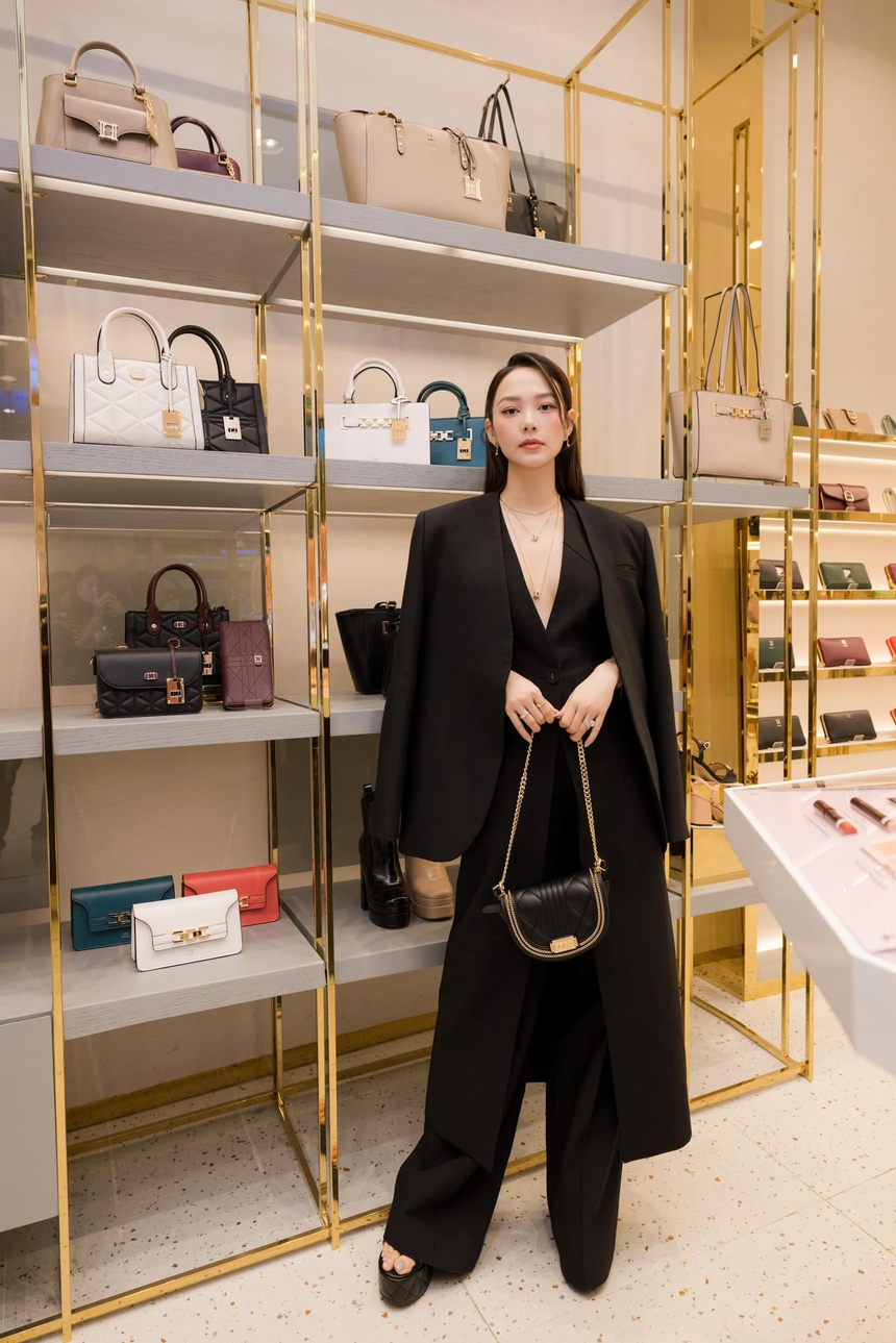 Cưới đại gia dệt may, Minh Hằng sống như "bà hoàng" vẫn miệt mài kiếm tiền: Mang thai đôi đi quay 12h/ngày, có ông xã luôn túc trực, đồng hành - Ảnh 11. Cưới đại gia dệt may, Minh Hằng sống như "bà hoàng" vẫn miệt mài kiếm tiền: Mang thai đôi đi quay 12h/ngày, có ông xã luôn túc trực, đồng hành - Ảnh 11.