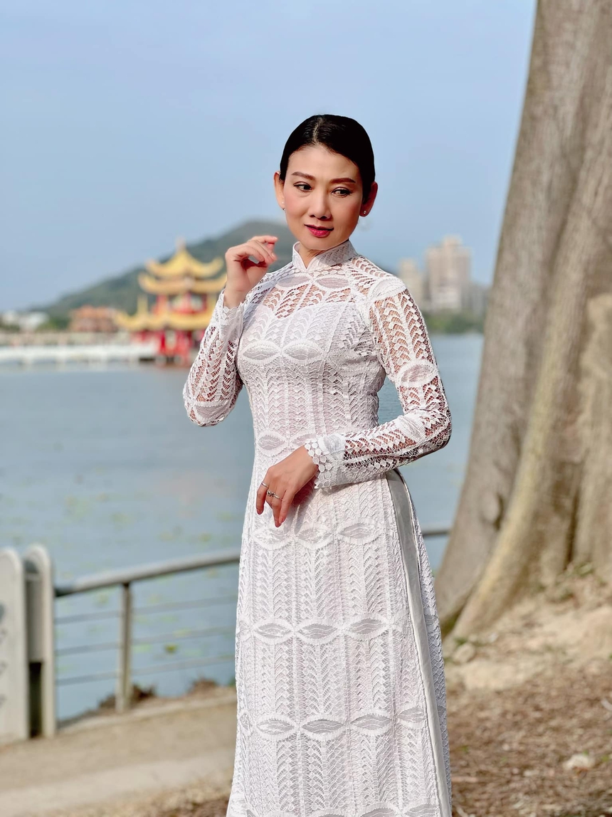 NSƯT Mỹ Uyên: Người mẹ quyền lực vừa lộ diện trong Đừng Nói Khi Yêu, vẻ đẹp quyền quý U50, luôn hết mình vì sân khấu kịch - Ảnh 6.