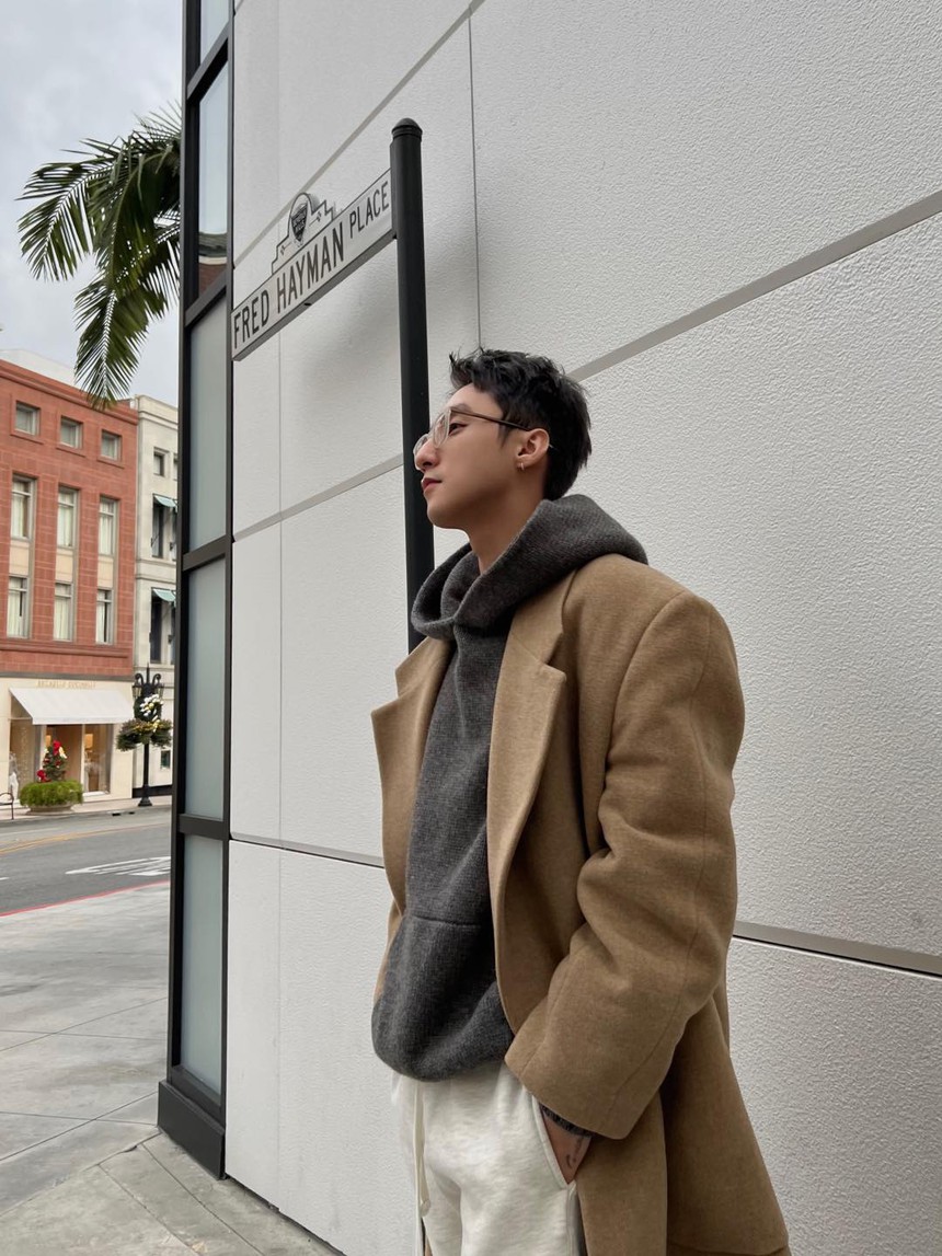 Sơn Tùng tại trời Tây: Diện đồ bảnh trai 'hết nước chấm',  dạo phố thôi mà khiến netizen rần rần - Ảnh 1.