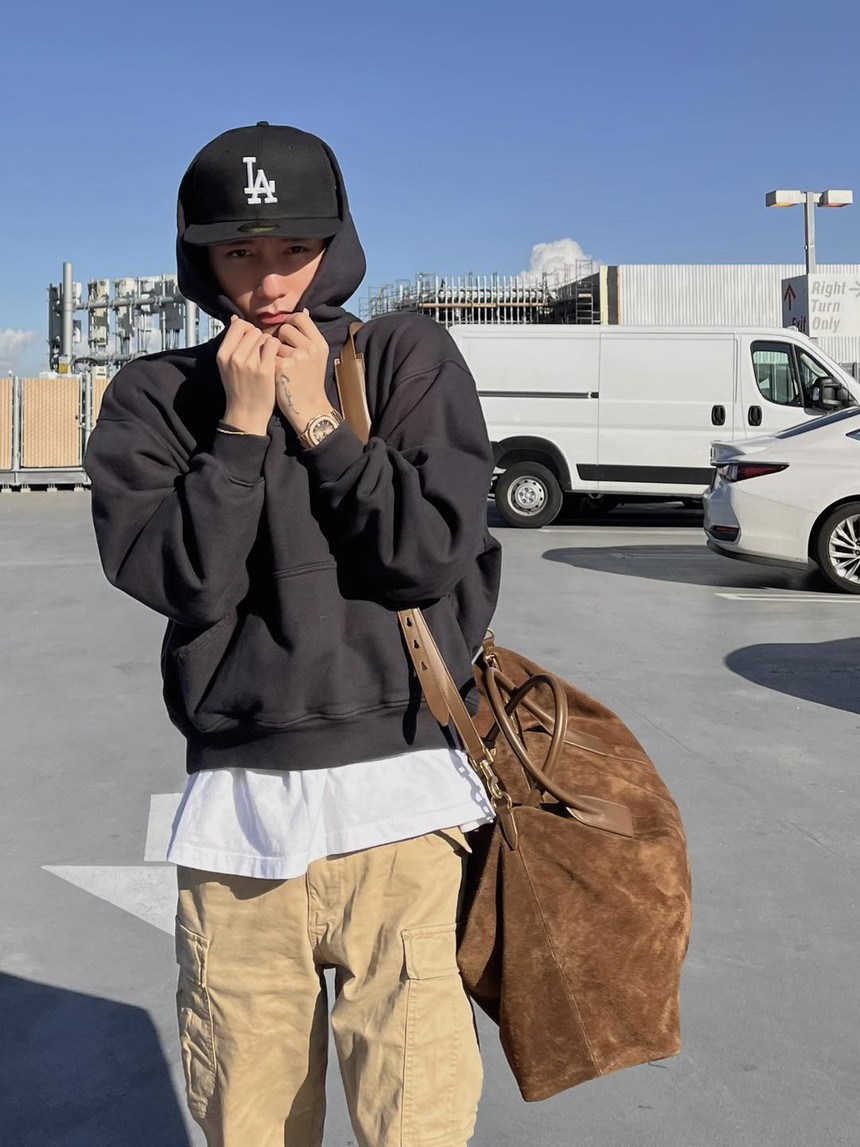 Sơn Tùng tại trời Tây: Diện đồ bảnh trai 'hết nước chấm',  dạo phố thôi mà khiến netizen rần rần - Ảnh 3.