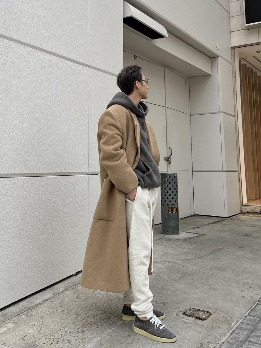 Sơn Tùng tại trời Tây: Diện đồ bảnh trai 'hết nước chấm',  dạo phố thôi mà khiến netizen rần rần - Ảnh 2.