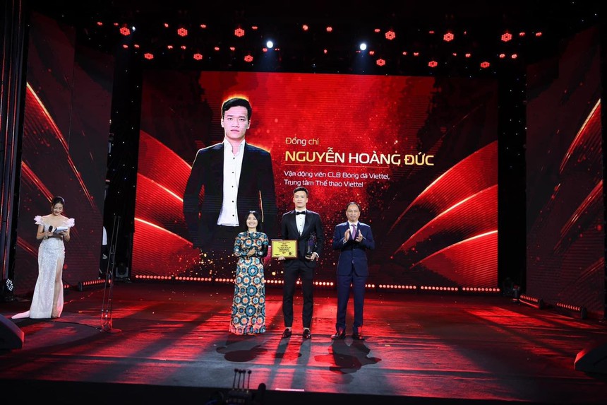 Hoàng Đức giành giải thưởng cao quý của Viettel đúng ngày sinh nhật mẹ, món quà tuyệt vời nhất là đây - Ảnh 2.