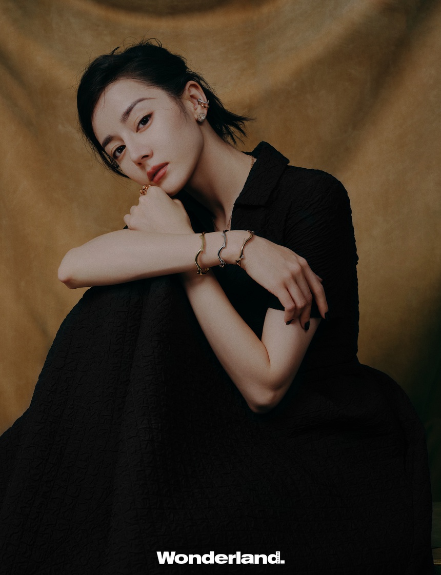 Lên bìa tạp chí, Địch Lệ Nhiệt Ba bị chê '31 tuổi vẫn chỉ có mỗi nhan sắc' - Ảnh 12.