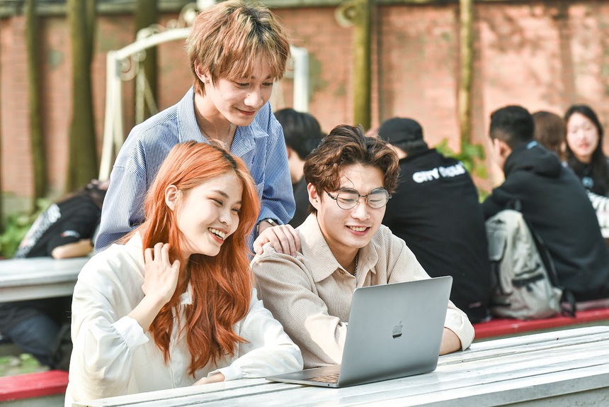 Có một ngôi trường khuôn viên cực xịn, sinh viên còn toàn trai xinh gái đẹp: Lên đồ đi học mà như lên sàn runway! - Ảnh 8. Có một ngôi trường khuôn viên cực xịn, sinh viên còn toàn trai xinh gái đẹp: Lên đồ đi học mà như lên sàn runway! - Ảnh 8.