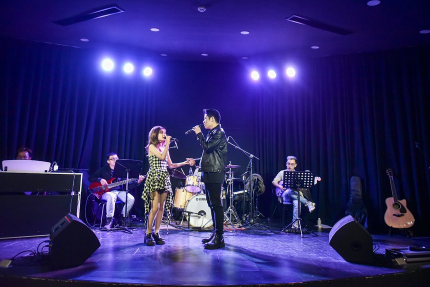 Có một ngôi trường khuôn viên cực xịn, sinh viên còn toàn trai xinh gái đẹp: Lên đồ đi học mà như lên sàn runway! - Ảnh 2. Có một ngôi trường khuôn viên cực xịn, sinh viên còn toàn trai xinh gái đẹp: Lên đồ đi học mà như lên sàn runway! - Ảnh 2.