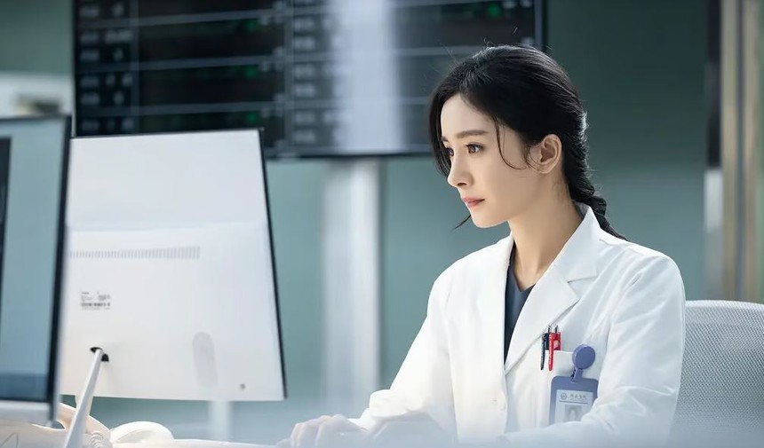 Bị chê mặt đơ gượng gạo, Dương Mịch vẫn làm bác sĩ, fan mong chờ mỹ nam này vớt vát lại diễn xuất - Ảnh 2. Bị chê mặt đơ gượng gạo, Dương Mịch vẫn làm bác sĩ, fan mong chờ mỹ nam này vớt vát lại diễn xuất - Ảnh 2.