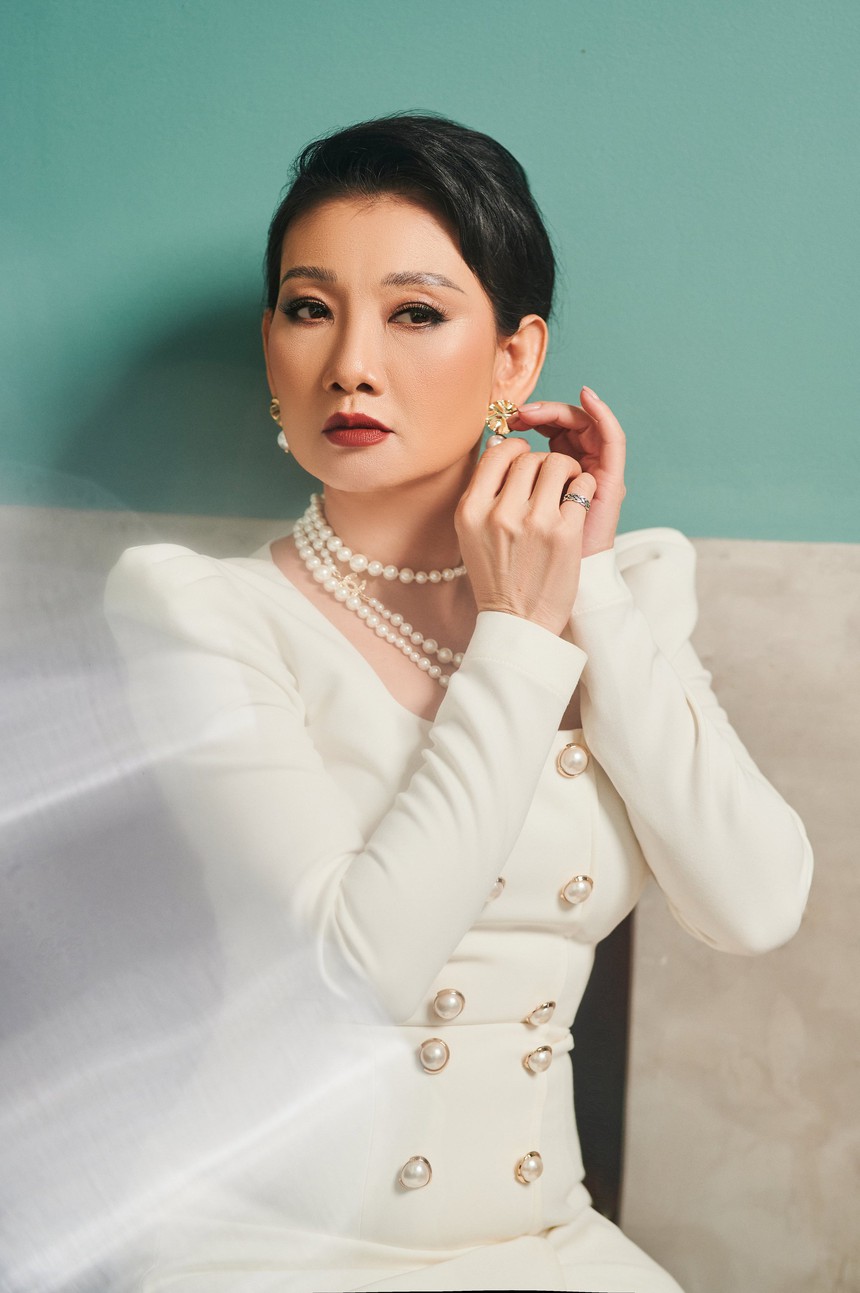 NSƯT Mỹ Uyên: Người mẹ quyền lực vừa lộ diện trong Đừng Nói Khi Yêu, vẻ đẹp quyền quý U50, luôn hết mình vì sân khấu kịch - Ảnh 5.