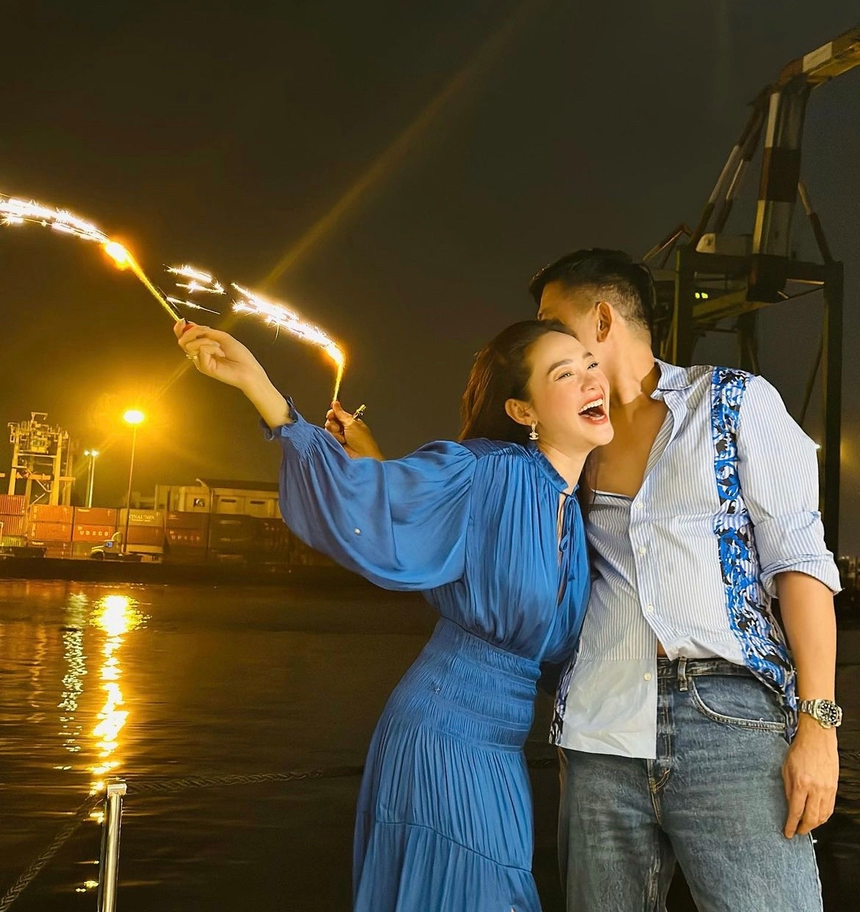 Cưới đại gia dệt may, Minh Hằng sống như "bà hoàng" vẫn miệt mài kiếm tiền: Mang thai đôi đi quay 12h/ngày, có ông xã luôn túc trực, đồng hành - Ảnh 1. Cưới đại gia dệt may, Minh Hằng sống như "bà hoàng" vẫn miệt mài kiếm tiền: Mang thai đôi đi quay 12h/ngày, có ông xã luôn túc trực, đồng hành - Ảnh 1.