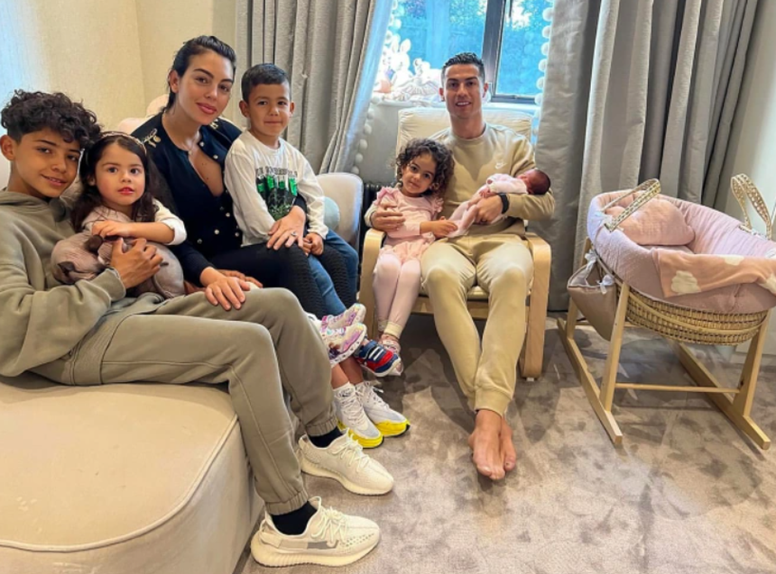 Georgina bật khóc khi hồi tưởng về khoảnh khắc con trai của Ronaldo qua đời - Ảnh 3.