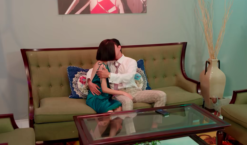 Sau 'Đừng làm mẹ cáu' Quỳnh Lương đóng phim mới, hôn cháy bỏng và 'giật chồng' bạn thân - Ảnh 4.