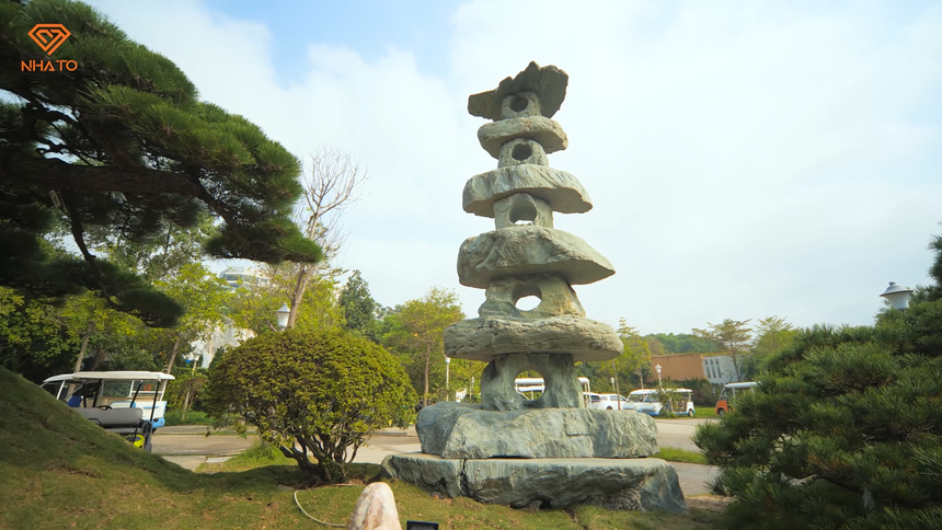 Khu vườn bao quanh căn biệt thự của phó chủ tịch: Có cây dài đến 12m, tuổi thọ lên tới 450 năm - Ảnh 10. Khu vườn bao quanh căn biệt thự của phó chủ tịch: Có cây dài đến 12m, tuổi thọ lên tới 450 năm - Ảnh 10.