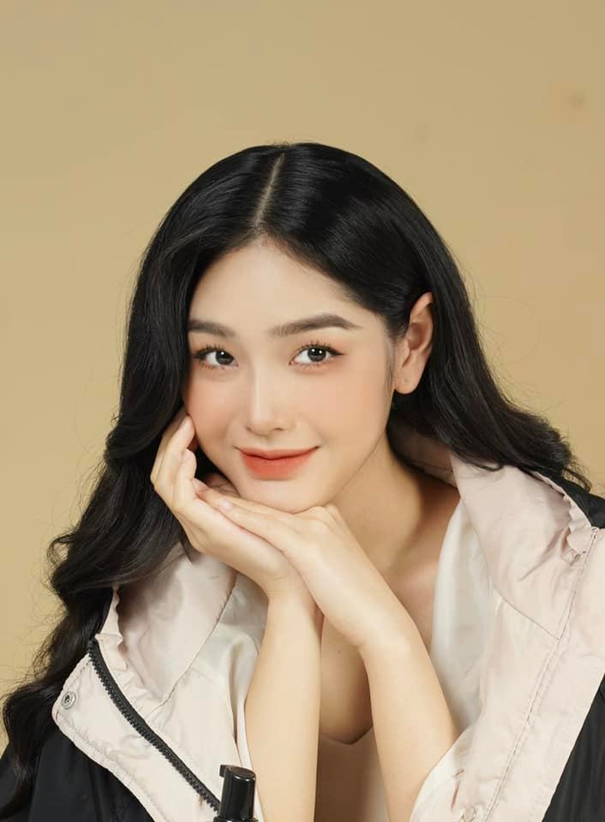 Danh tính nhân vật vừa xuất hiện làm náo loạn cả bữa ăn của 'Gia đình mình vui bất thình lình' (Cù Thị Trà): Đời thực sexy, xinh đẹp gây chú ý - Ảnh 2.