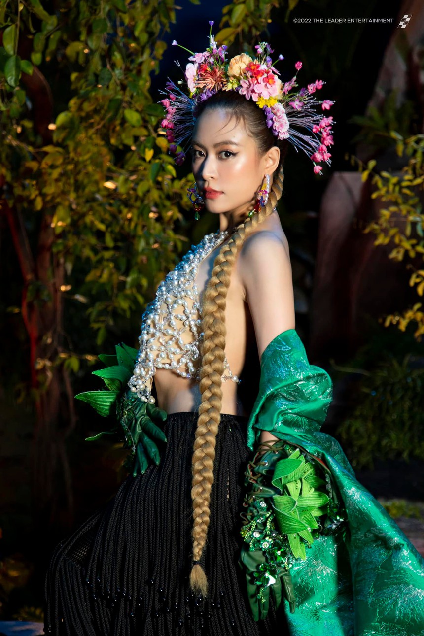 Ý tưởng làm MV Hòa Minzy có thể thua Hoàng Thùy Linh, nhưng về khả năng hát live thì đàn em 'cân đẹp' đàn chị!  - Ảnh 1.