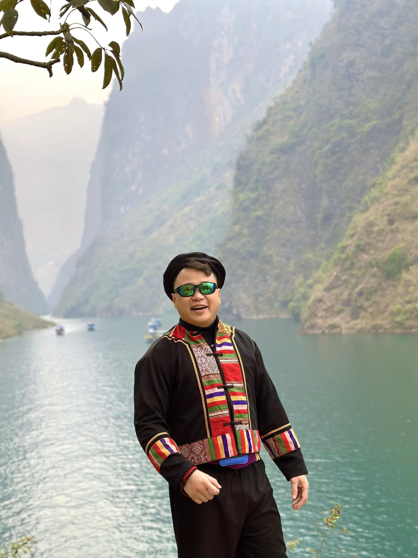 Mặc vợ cũ cà khịa, Shark Bình và "Quỳnh Búp Bê" nắm tay… đi khắp thế gian: Tỷ phú ngày càng trẻ trung, biết bắt trend bên tình trẻ - Ảnh 5. Mặc vợ cũ cà khịa, Shark Bình và "Quỳnh Búp Bê" nắm tay… đi khắp thế gian: Tỷ phú ngày càng trẻ trung, biết bắt trend bên tình trẻ - Ảnh 5.