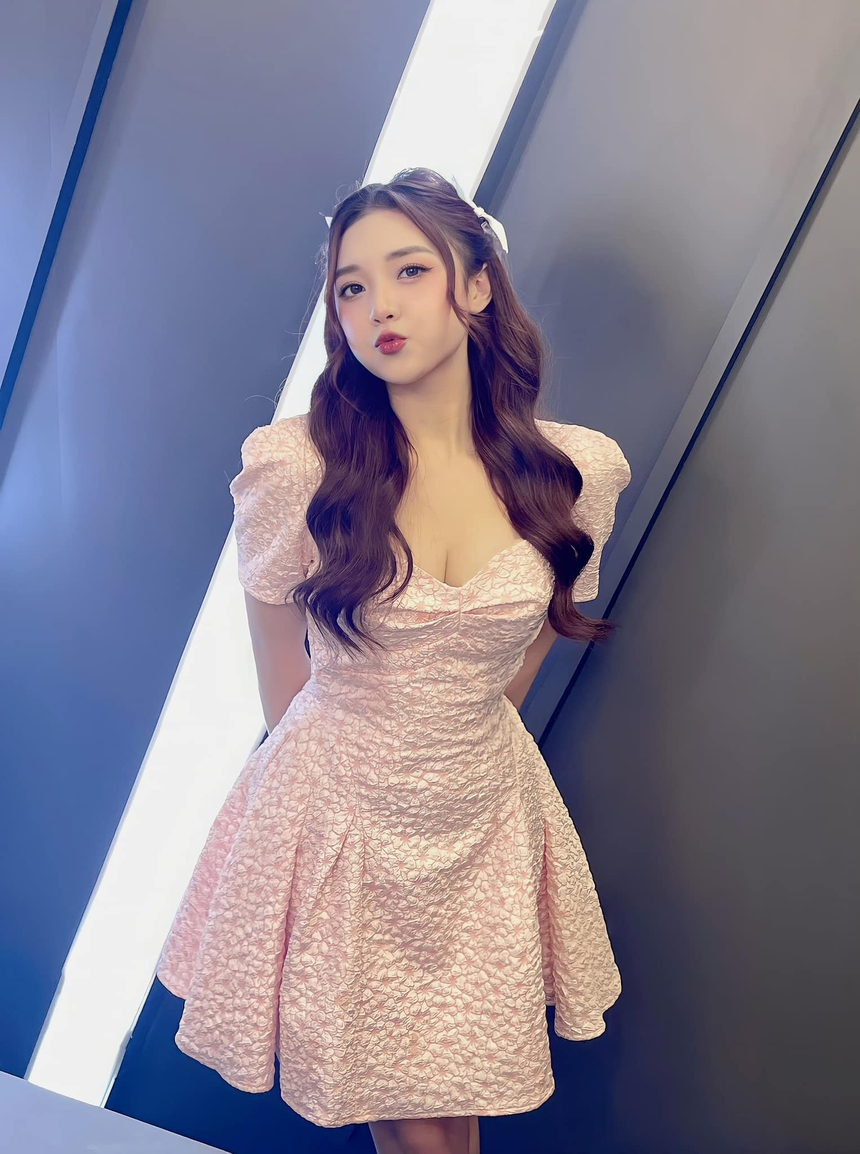 Không phải Phương Thảo, cô gái 'bí ẩn' này mới là nữ MC Liên Quân đầu tiên, khiến 'người sau' chịu nhiều áp lực! - Ảnh 1.