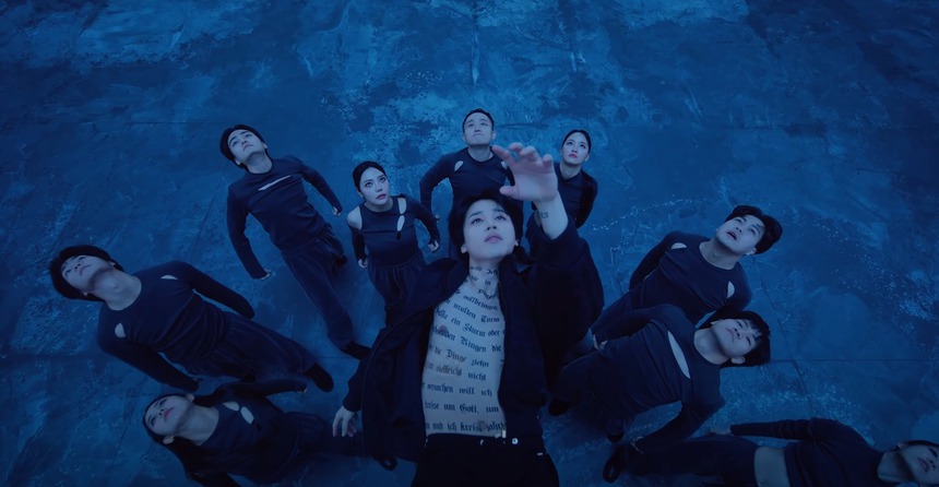 Jimin (BTS) tung MV mở đường cho màn solo, khoe body cực cháy nhưng vẫn vấp phải tranh cãi - Ảnh 4. Jimin (BTS) tung MV mở đường cho màn solo, khoe body cực cháy nhưng vẫn vấp phải tranh cãi - Ảnh 4.