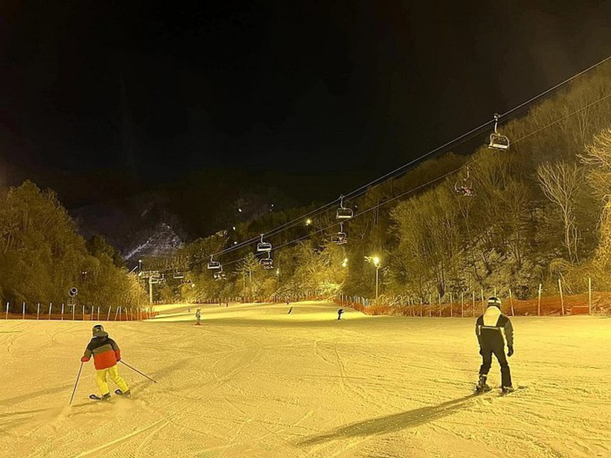 Mặc vợ cũ cà khịa, Shark Bình và "Quỳnh Búp Bê" nắm tay… đi khắp thế gian: Tỷ phú ngày càng trẻ trung, biết bắt trend bên tình trẻ - Ảnh 4. Mặc vợ cũ cà khịa, Shark Bình và "Quỳnh Búp Bê" nắm tay… đi khắp thế gian: Tỷ phú ngày càng trẻ trung, biết bắt trend bên tình trẻ - Ảnh 4.