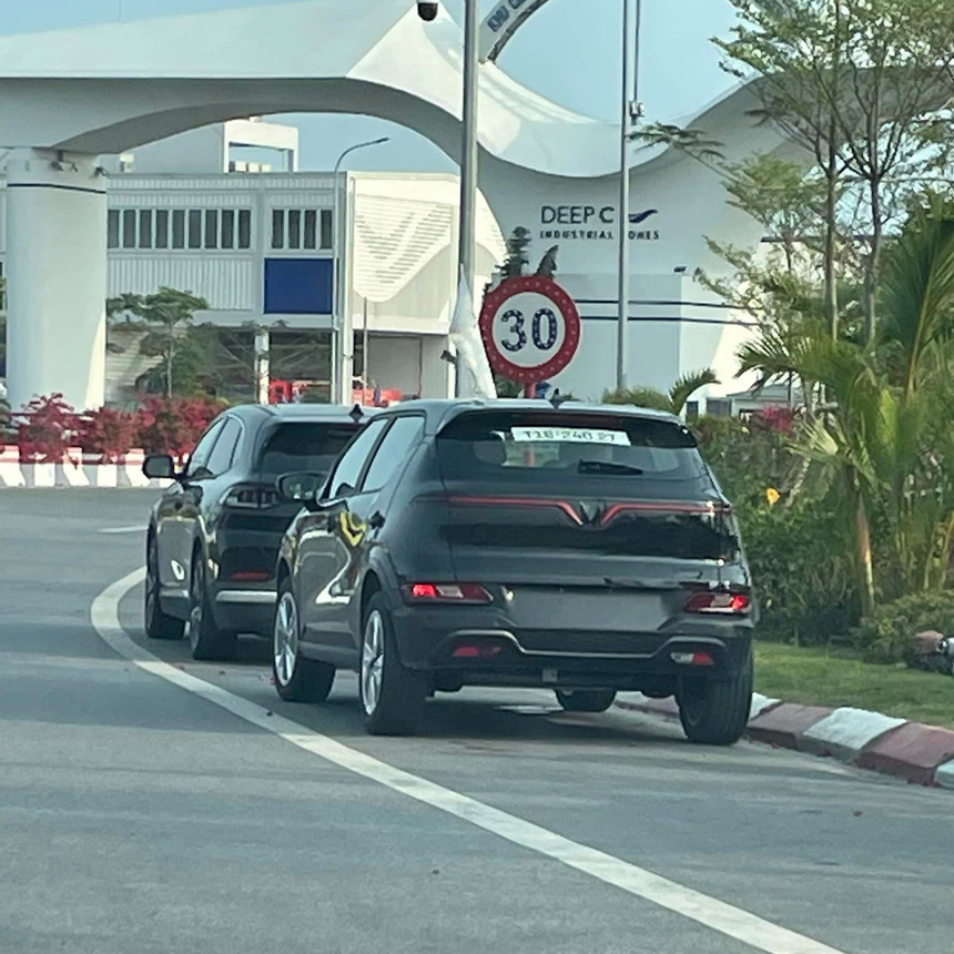 Lại là VinFast VF 5 lăn bánh trên đường nhưng lần này để lộ bộ mâm mới độc đáo, đèn hiện đại hơn bản concept - Ảnh 2.