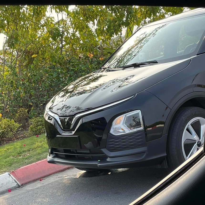 Lại là VinFast VF 5 lăn bánh trên đường nhưng lần này để lộ bộ mâm mới độc đáo, đèn hiện đại hơn bản concept - Ảnh 3.