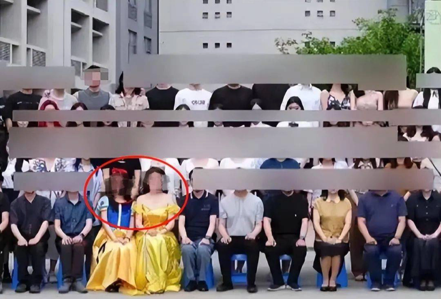 2 nữ sinh diện đồ công chúa chụp ảnh tốt nghiệp, tưởng chiếm spotlight ai ngờ bị ném đá kịch liệt: "Muốn tạo nét thì tự chụp album riêng đi!" - Ảnh 2. 2 nữ sinh diện đồ công chúa chụp ảnh tốt nghiệp, tưởng chiếm spotlight ai ngờ bị ném đá kịch liệt: "Muốn tạo nét thì tự chụp album riêng đi!" - Ảnh 2.