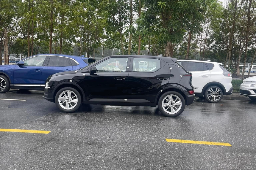 VinFast VF 5 tiếp tục lộ diện trên đường: Đầu xe cứng cáp, vỡ mộng với dải đèn LED định vị phía trước - Ảnh 4.