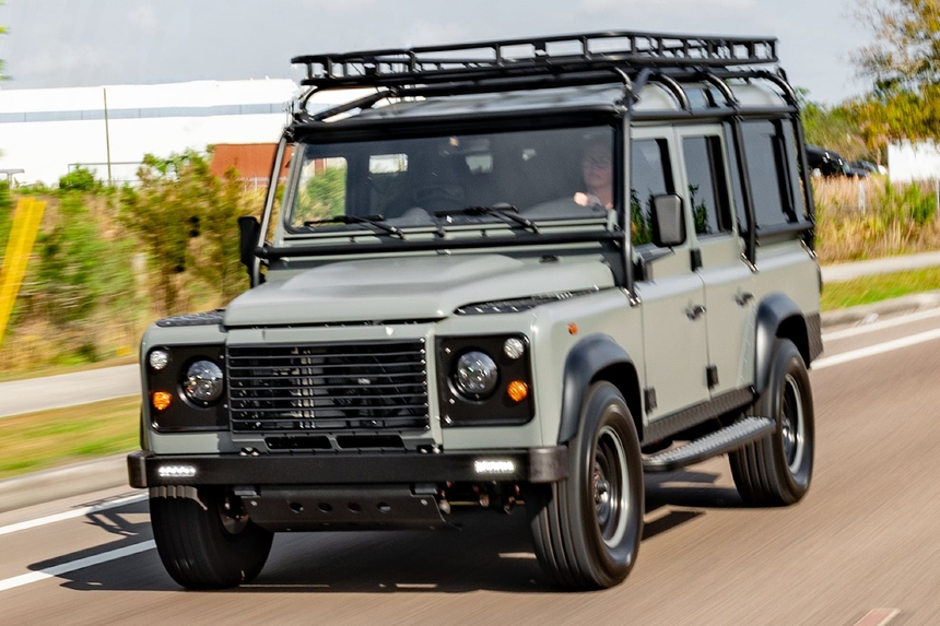 Land Rover Defender dùng động cơ Tesla: Mạnh 450 mã lực, xe được lột gần hết nhưng vẫn giữ được phong thái nguyên bản - Ảnh 2.