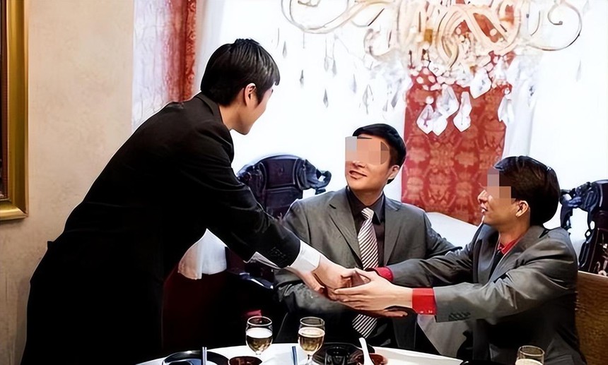 Đồng nghiệp vay 1,7 triệu đồng một năm không trả, còn mời đi đám cưới: 10 ngày sau nhận được tin nhắn 'hết hồn' - Ảnh 2. Đồng nghiệp vay 1,7 triệu đồng một năm không trả, còn mời đi đám cưới: 10 ngày sau nhận được tin nhắn 'hết hồn' - Ảnh 2.