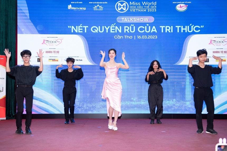 Hoa Hậu Mai Phương, Bảo Ngọc thử sức rap giao lưu cùng sinh viên Đại học Tây Đô - Ảnh 11.