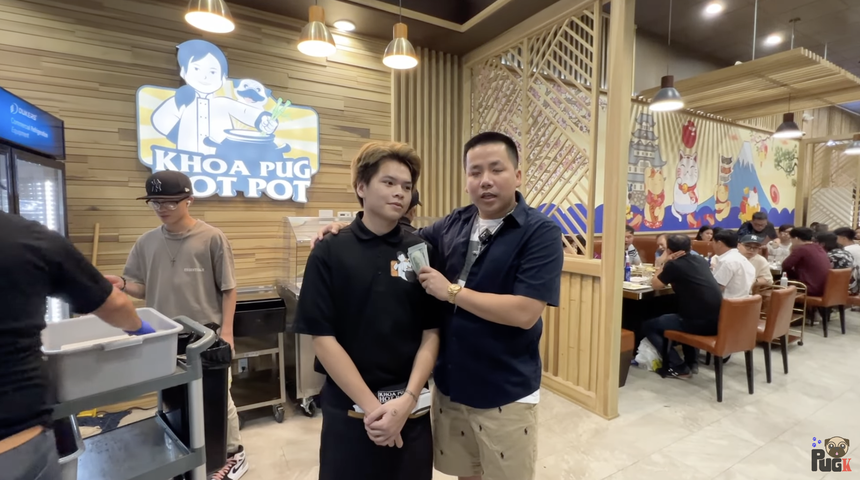 Khoa Pug tiết lộ lương nhân viên phục vụ quán lẩu 24 triệu/ngày, cao hơn cả bác sĩ ở Mỹ - Ảnh 1.