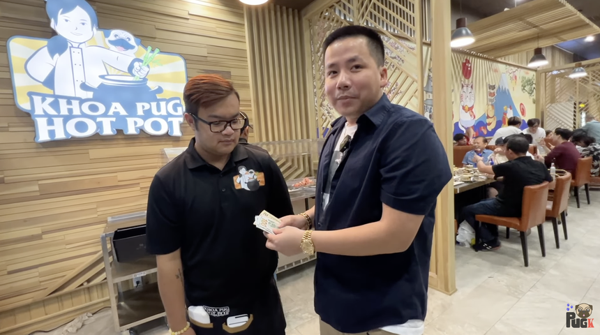Khoa Pug tiết lộ lương nhân viên phục vụ quán lẩu 24 triệu/ngày, cao hơn cả bác sĩ ở Mỹ - Ảnh 2.