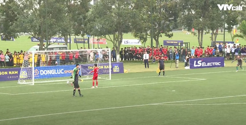 Cầu thủ U17 Hà Tĩnh và U17 Huế suýt ẩu đả sau màn đá luân lưu ‘căng như dây đàn’ ở giải quốc gia - Ảnh 3. Cầu thủ U17 Hà Tĩnh và U17 Huế suýt ẩu đả sau màn đá luân lưu ‘căng như dây đàn’ ở giải quốc gia - Ảnh 3.