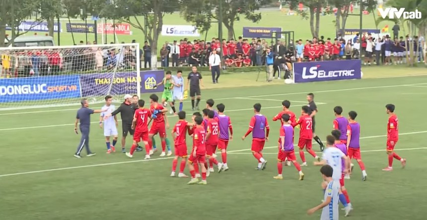 Cầu thủ U17 Hà Tĩnh và U17 Huế suýt ẩu đả sau màn đá luân lưu ‘căng như dây đàn’ ở giải quốc gia - Ảnh 5. Cầu thủ U17 Hà Tĩnh và U17 Huế suýt ẩu đả sau màn đá luân lưu ‘căng như dây đàn’ ở giải quốc gia - Ảnh 5.