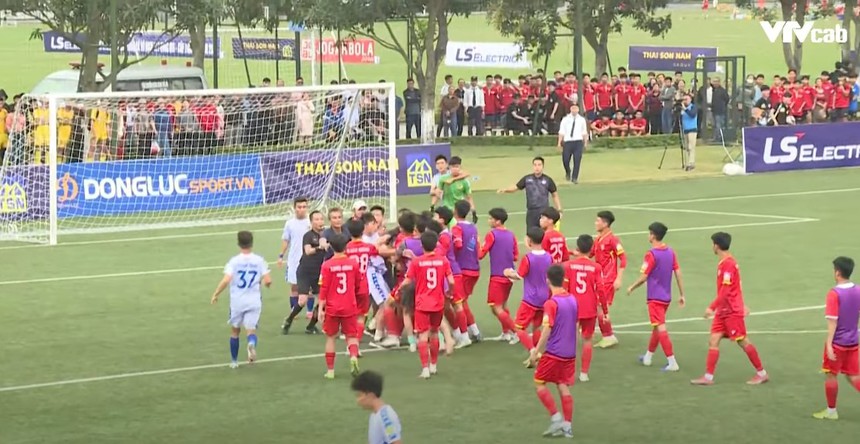 Cầu thủ U17 Hà Tĩnh và U17 Huế suýt ẩu đả sau màn đá luân lưu ‘căng như dây đàn’ ở giải quốc gia - Ảnh 6. Cầu thủ U17 Hà Tĩnh và U17 Huế suýt ẩu đả sau màn đá luân lưu ‘căng như dây đàn’ ở giải quốc gia - Ảnh 6.