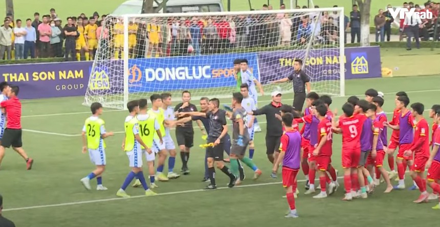 Cầu thủ U17 Hà Tĩnh và U17 Huế suýt ẩu đả sau màn đá luân lưu ‘căng như dây đàn’ ở giải quốc gia - Ảnh 7. Cầu thủ U17 Hà Tĩnh và U17 Huế suýt ẩu đả sau màn đá luân lưu ‘căng như dây đàn’ ở giải quốc gia - Ảnh 7.