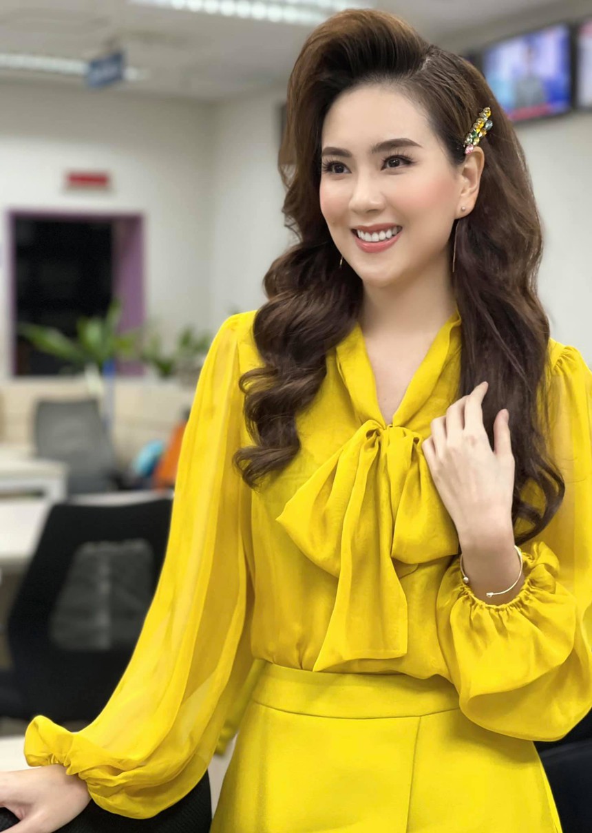 Hoa khôi đẹp nhất VTV chăm diện áo sơ mi đi làm, nhưng có cách phối cao tay khiến dân tình phải nể phục - Ảnh 2.