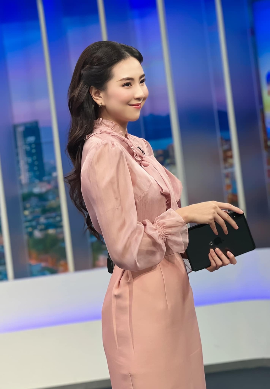 Hoa khôi đẹp nhất VTV chăm diện áo sơ mi đi làm, nhưng có cách phối cao tay khiến dân tình phải nể phục - Ảnh 10.