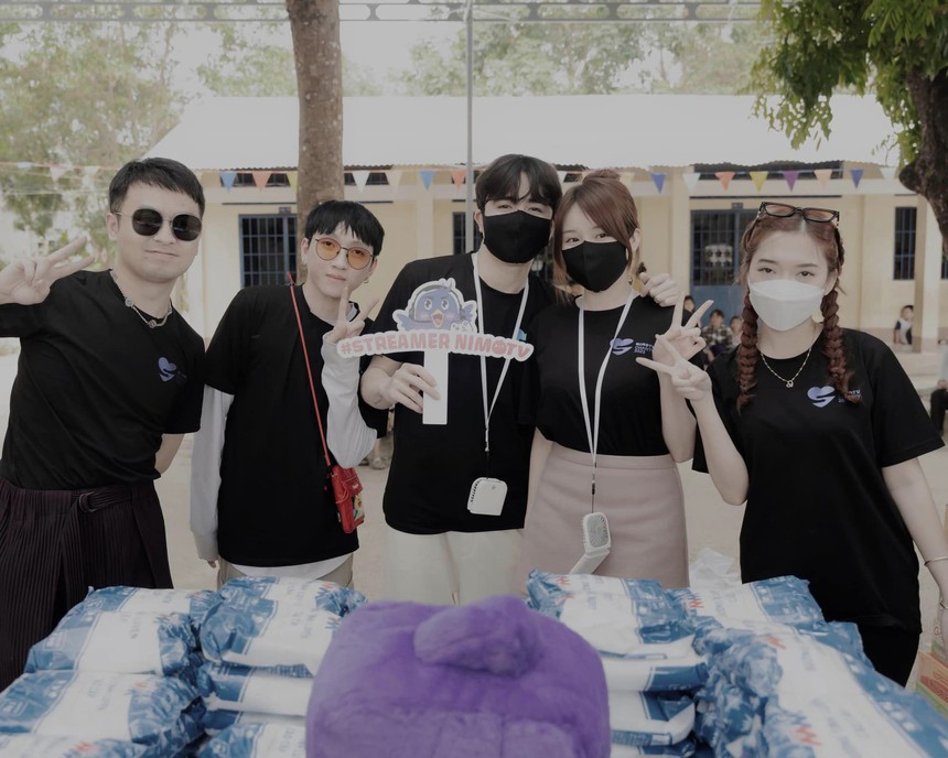 Tuyển thủ 'Global Ban' cùng bạn gái tích cực làm từ thiện, cộng đồng khen nức nở - Ảnh 4. Tuyển thủ 'Global Ban' cùng bạn gái tích cực làm từ thiện, cộng đồng khen nức nở - Ảnh 4.