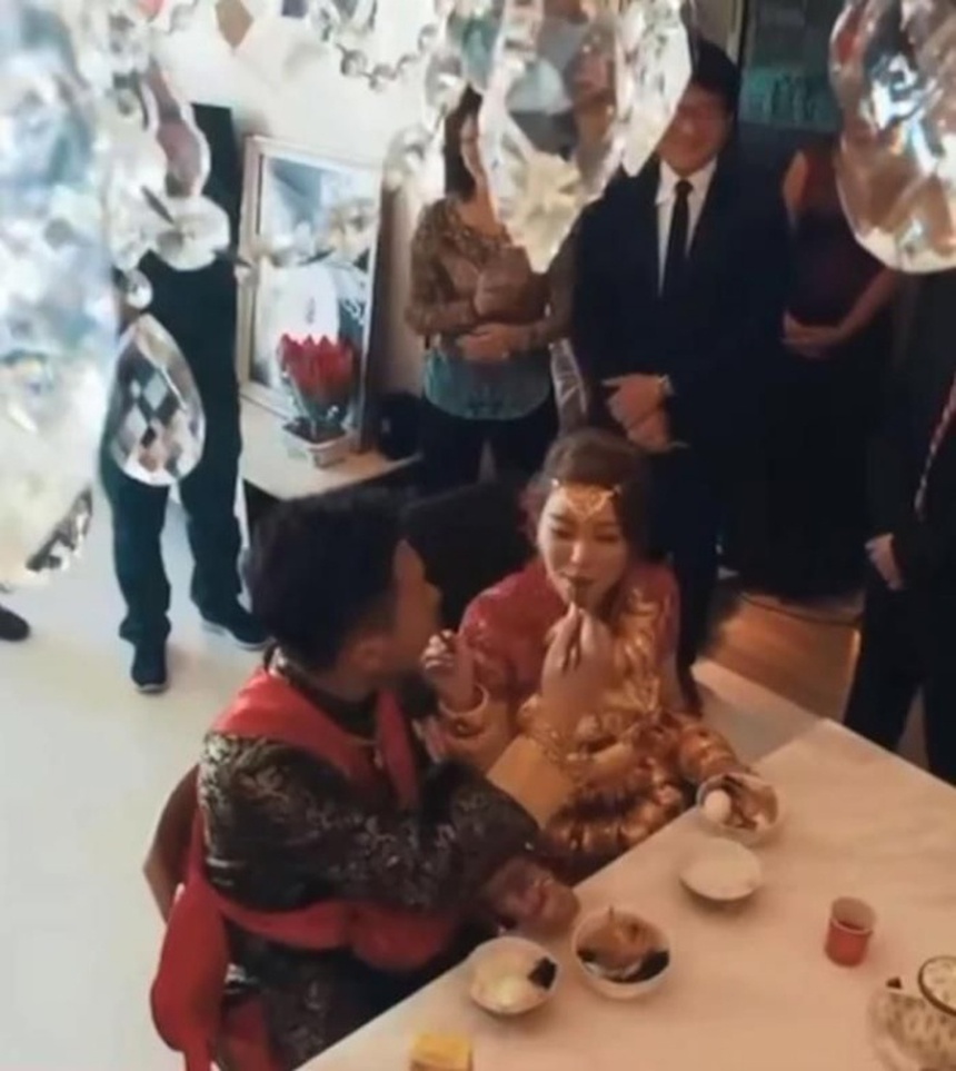 Ảnh hiếm trong lễ cưới Thái Thiên Phượng và 'thái tử ẩm thực': Cô dâu đeo vàng nặng trĩu cổ - Ảnh 3.