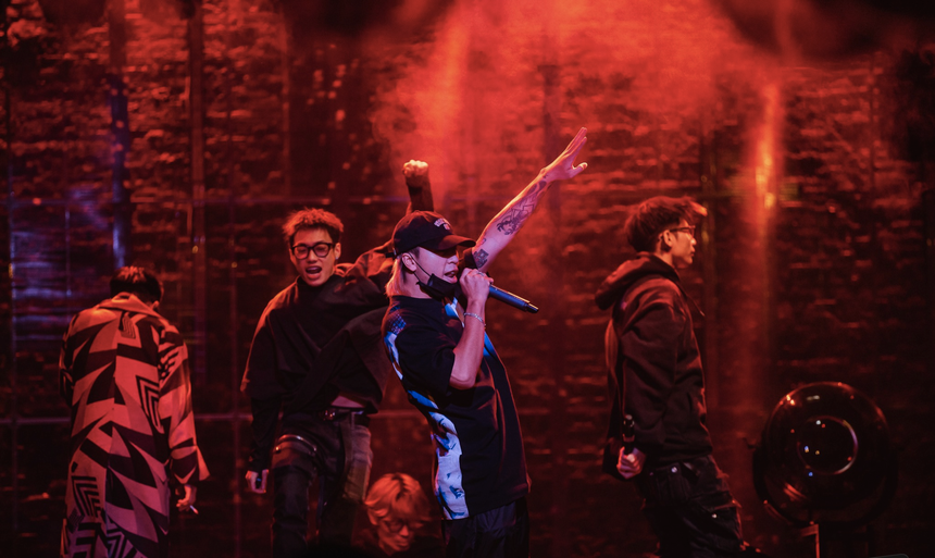 JustaTee bất ngờ xuất hiện trong đêm nhạc của “truyền nhân” MCK, nam rapper phản ứng ra sao khi thiếu vắng “tình cũ” tlinh trên sân khấu? - Ảnh 1.