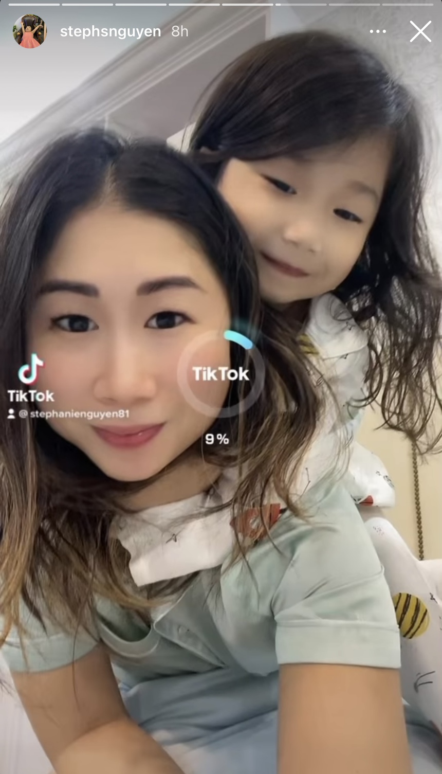 Cháu ngoại "vua hàng hiệu" Johnathan Hạnh Nguyễn lấy điện thoại mẹ để làm một hành động, phản ứng của ái nữ tỷ phú sau đó mới gây chú ý - Ảnh 3.