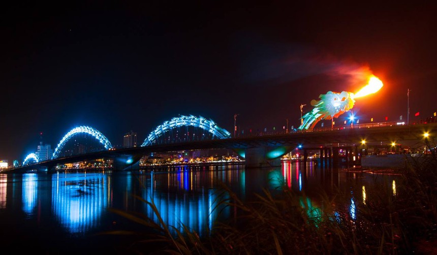 Lần đầu xem cầu Rồng phun lửa và cái kết ướt nhẹp, nam thanh khiến dân tình dở khóc dở cười : "Đúng là những tấm chiếu mới"  - Ảnh 2.