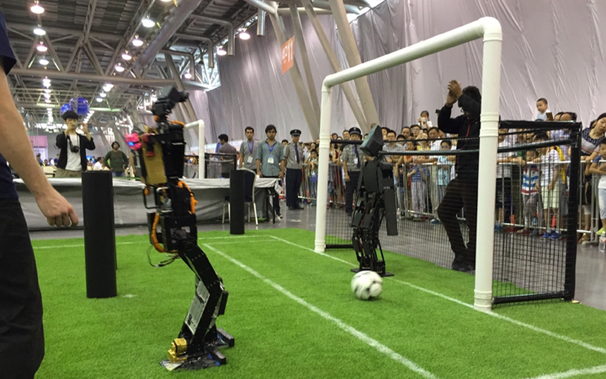 Xuất hiện thứ được nhà sản xuất tuyên bố "đá bóng hay hơn Messi"? - Ảnh 2.