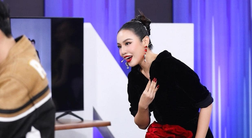 Á hậu Thủy Tiên bị chê mặc xấu ở Hoa hậu Chuyển giới, đến chính chủ còn tự nhận 'như múa lân' - Ảnh 5.