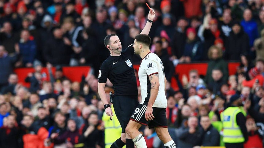 Đối thủ của MU nhận 3 thẻ đỏ cay đắng trong 40 giây, ‘Quỷ đỏ’ thắng trận như được trời giúp  - Ảnh 7.