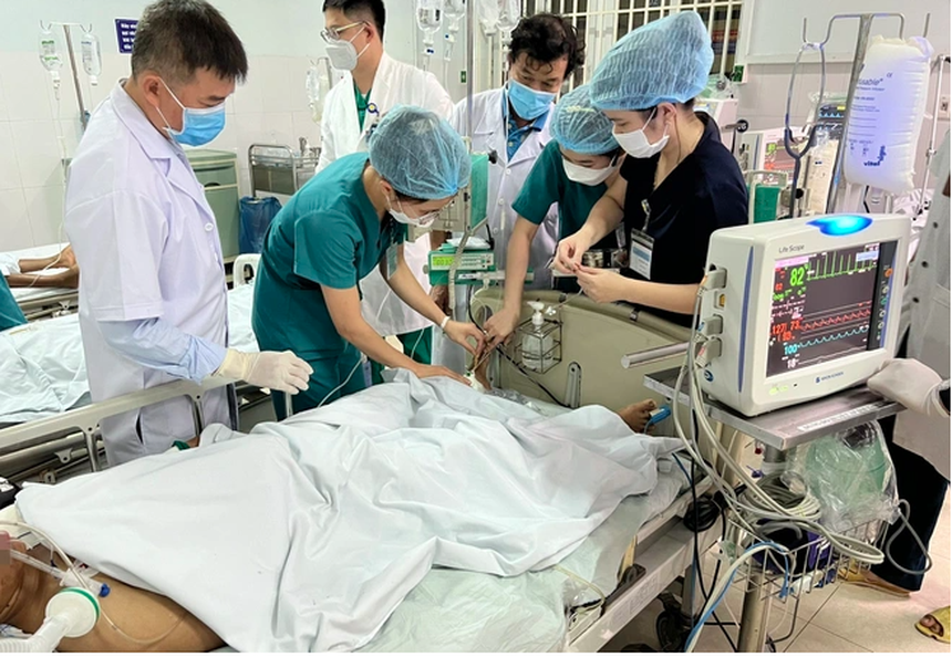 10 người nhập viện do ăn cá chép muối chua, 1 người đã tử vong: Chuyên gia dấu hiệu ngộ độc - Ảnh 1.