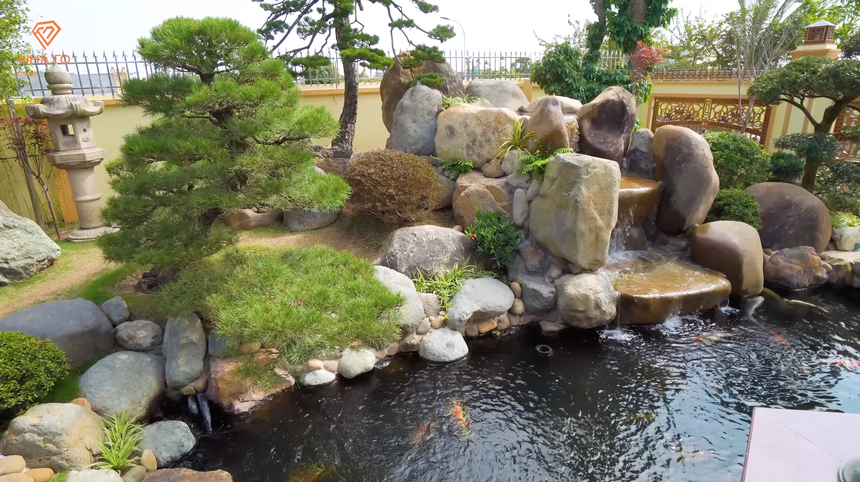 Khu vườn tiền tỷ, độc đáo trong các căn biệt thự: Những chiếc đèn đá ngoại nhập hơn 100 năm tuổi, hồ cá koi là điều không thể thiếu - Ảnh 14. Khu vườn tiền tỷ, độc đáo trong các căn biệt thự: Những chiếc đèn đá ngoại nhập hơn 100 năm tuổi, hồ cá koi là điều không thể thiếu - Ảnh 14.