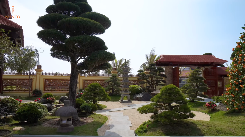 Khu vườn tiền tỷ, độc đáo trong các căn biệt thự: Những chiếc đèn đá ngoại nhập hơn 100 năm tuổi, hồ cá koi là điều không thể thiếu - Ảnh 16. Khu vườn tiền tỷ, độc đáo trong các căn biệt thự: Những chiếc đèn đá ngoại nhập hơn 100 năm tuổi, hồ cá koi là điều không thể thiếu - Ảnh 16.