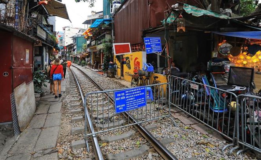 Cần chấm dứt triệt để hoạt động "Cafe đường tàu" ở Hà Nội  - Ảnh 3.