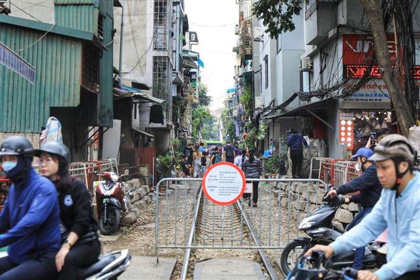 Cần chấm dứt triệt để hoạt động "Cafe đường tàu" ở Hà Nội  - Ảnh 1.